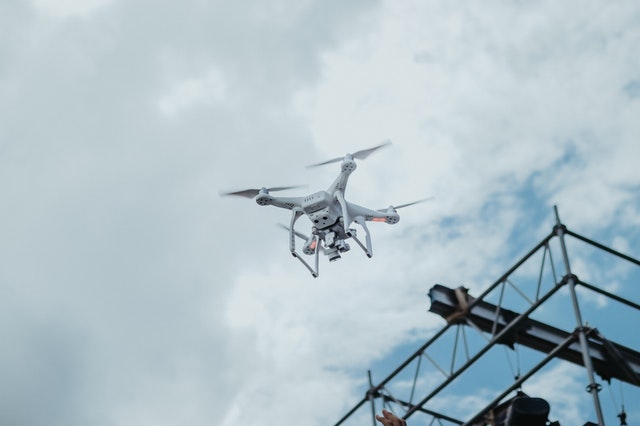 Piloto de dron con título para videoperitación de tejados y cubiertas