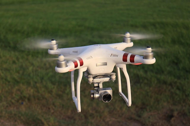 Dron en funcionamiento para localización de desperfectos en alturas.